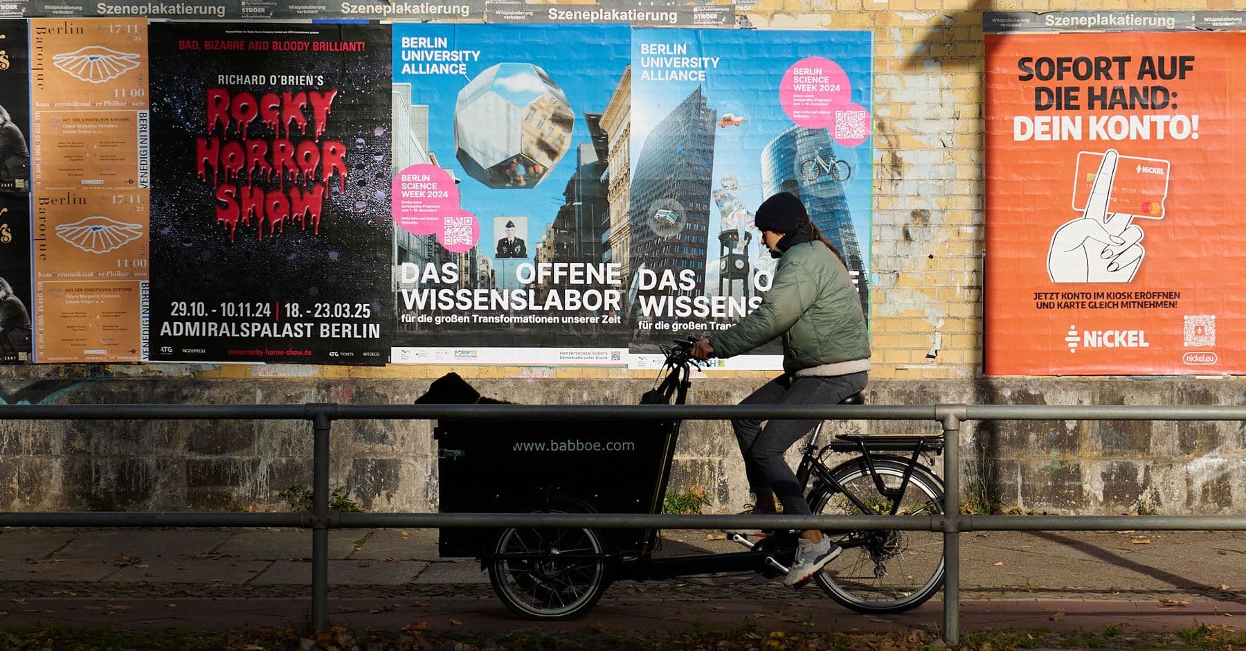 Plakatkampagne DAS OFFENE WISSENSLABOR auf Berlins Straßen. Foto Credits: Peter Mate