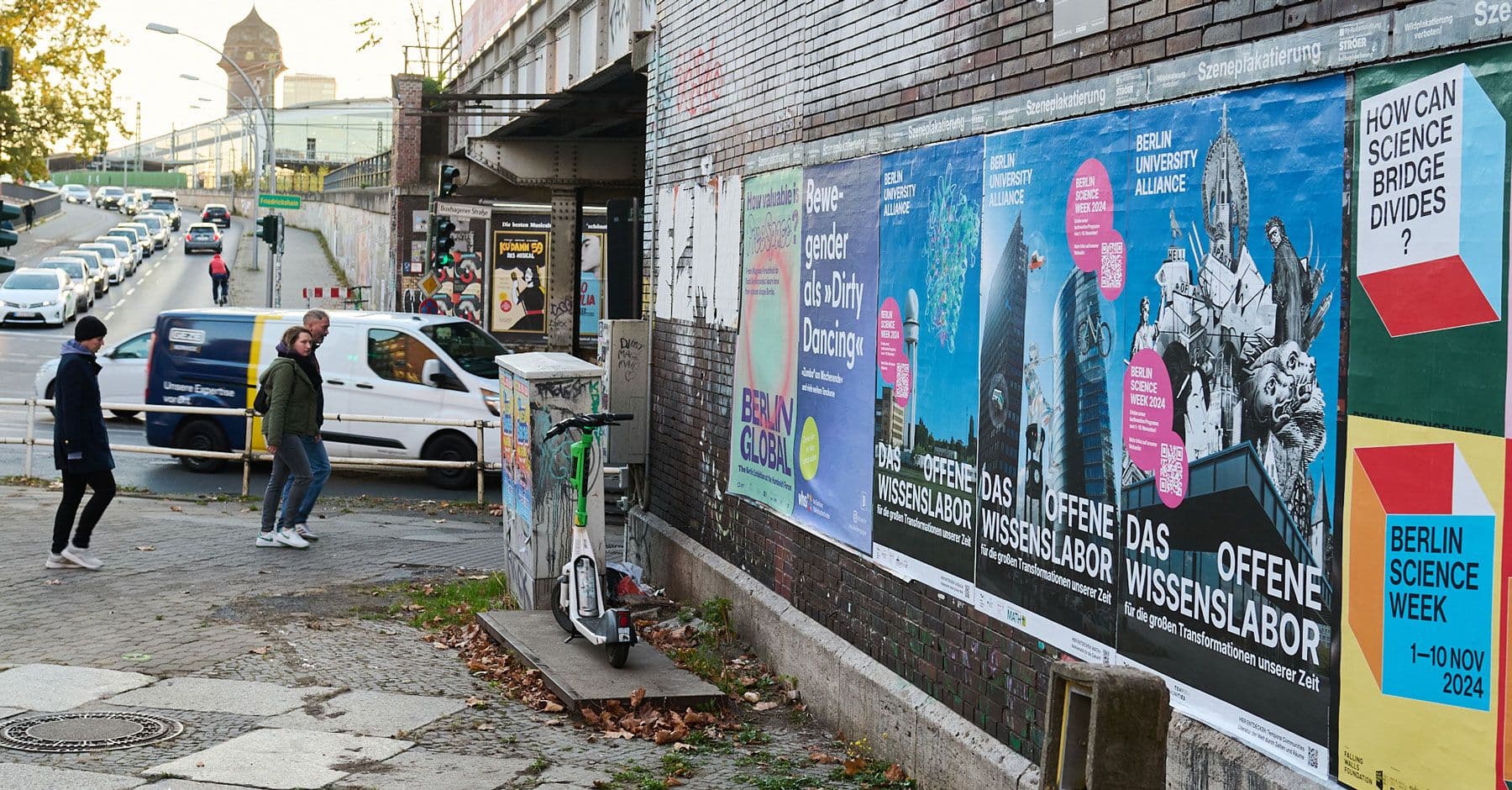 Plakatkampagne DAS OFFENE WISSENSLABOR auf Berlins Straßen. Foto Credits: Peter Mate