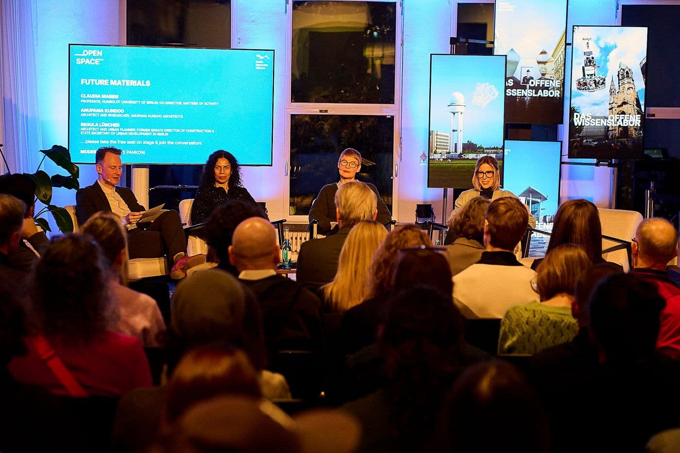 Anupama Kundoo, Regula Lüscher und Claudia Mareis mit Moderator Mads Pankow beim Open Space #4