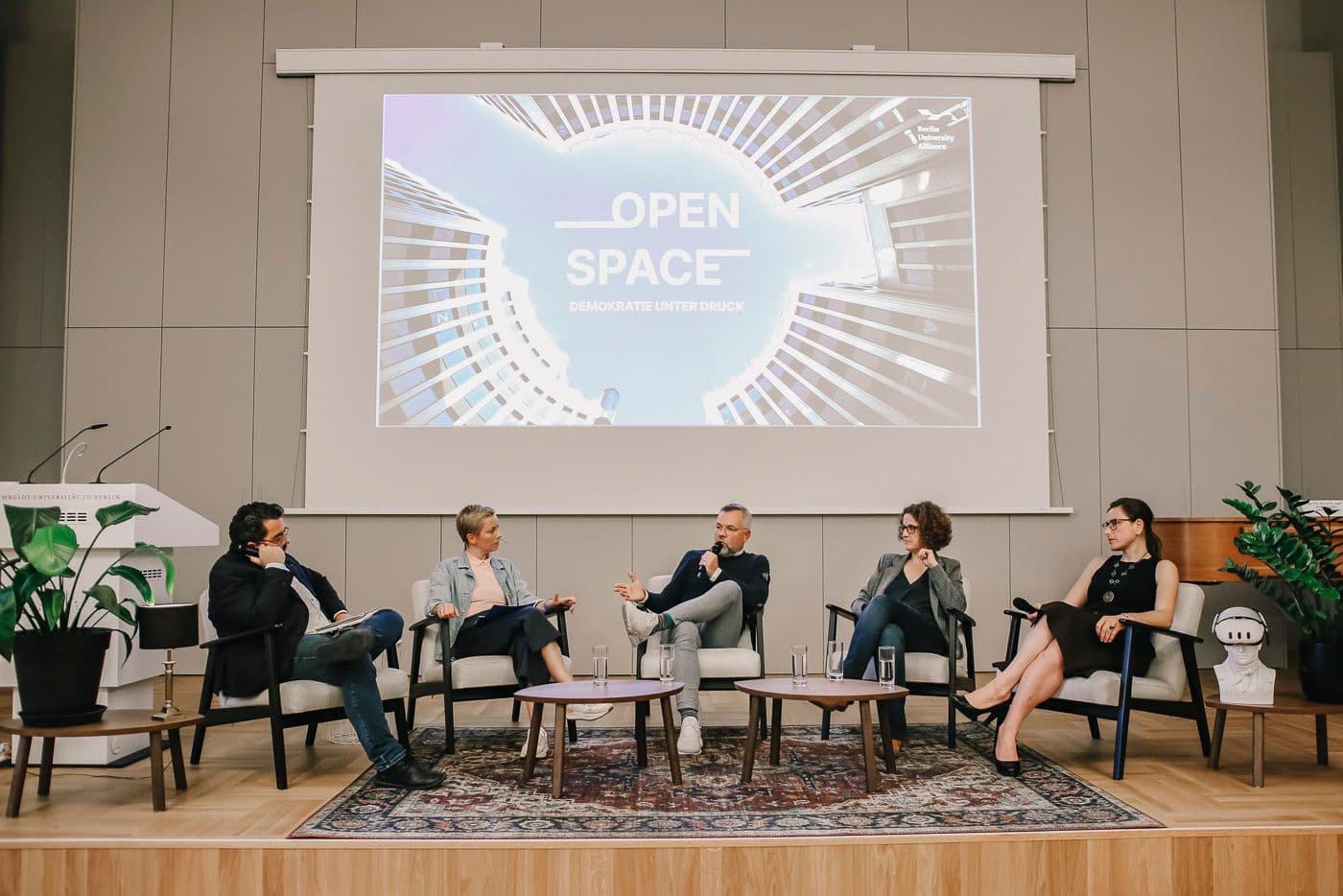 Thorsten Faas, Michael Roth, Heike Klüver und Julia Friedlander mit Moderatorin Sarah Oswald beim BUA Open Space #1