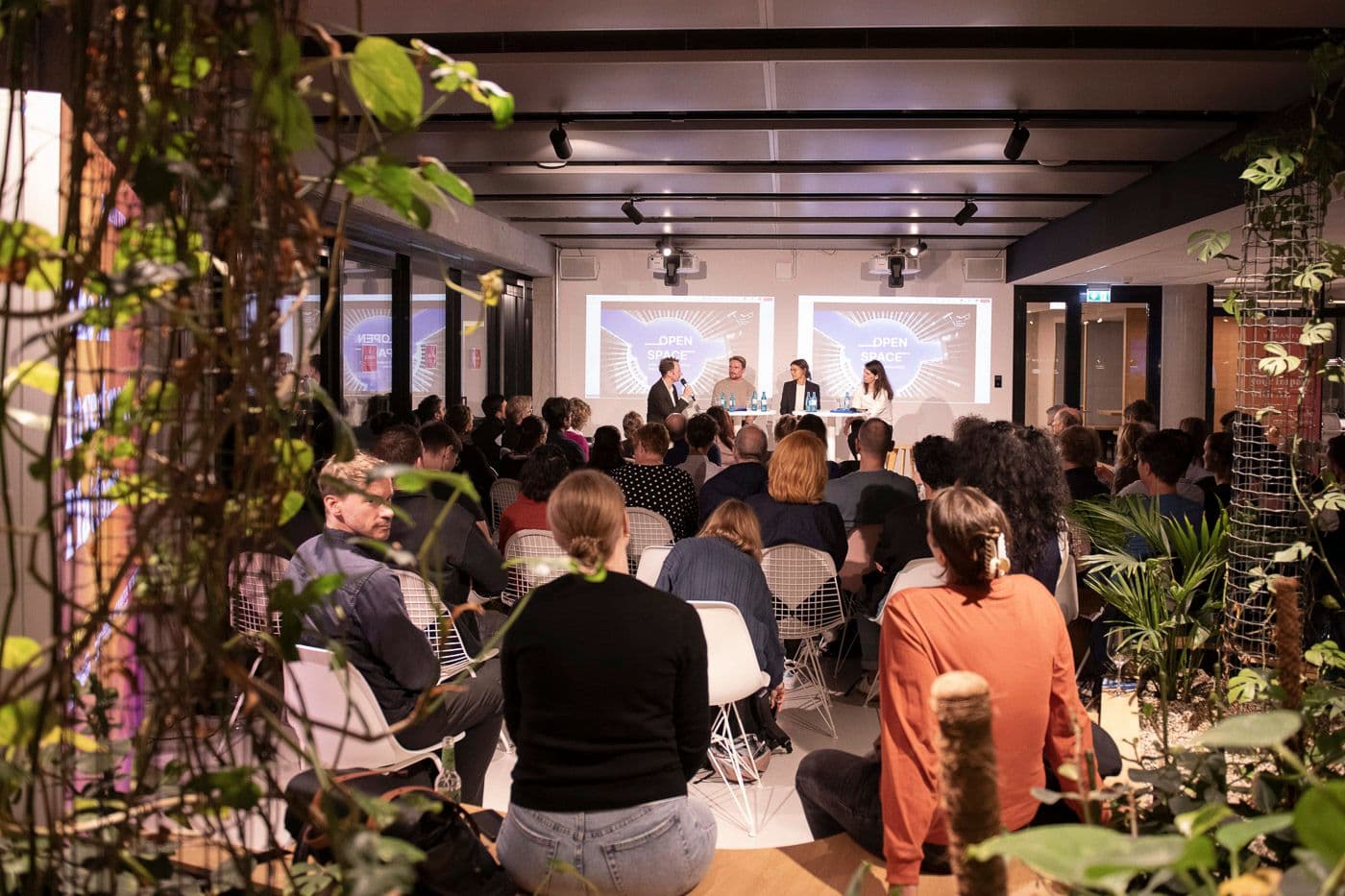 Jonas Frenkel, Laura Möller und Dafna Burema mit Moderator Mads Pankow beim BUA Open Space #2: “KI und Ethik”