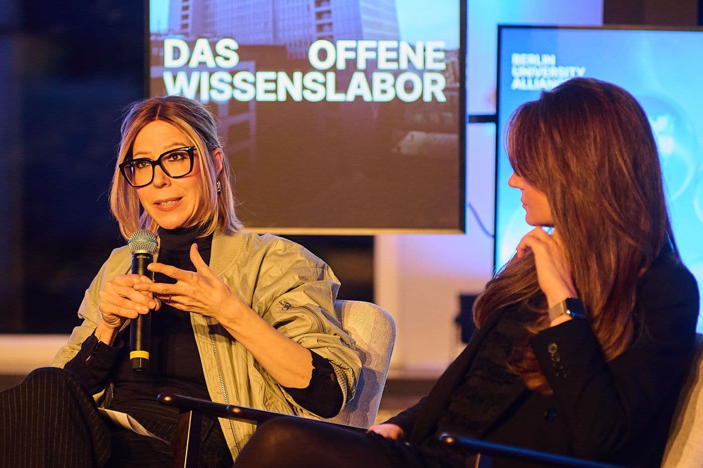 Claudia Mareis vom Exzellenzcluster Matters of Activity und Alexandra-Gwyn Paetz beim BUA Open Space #4