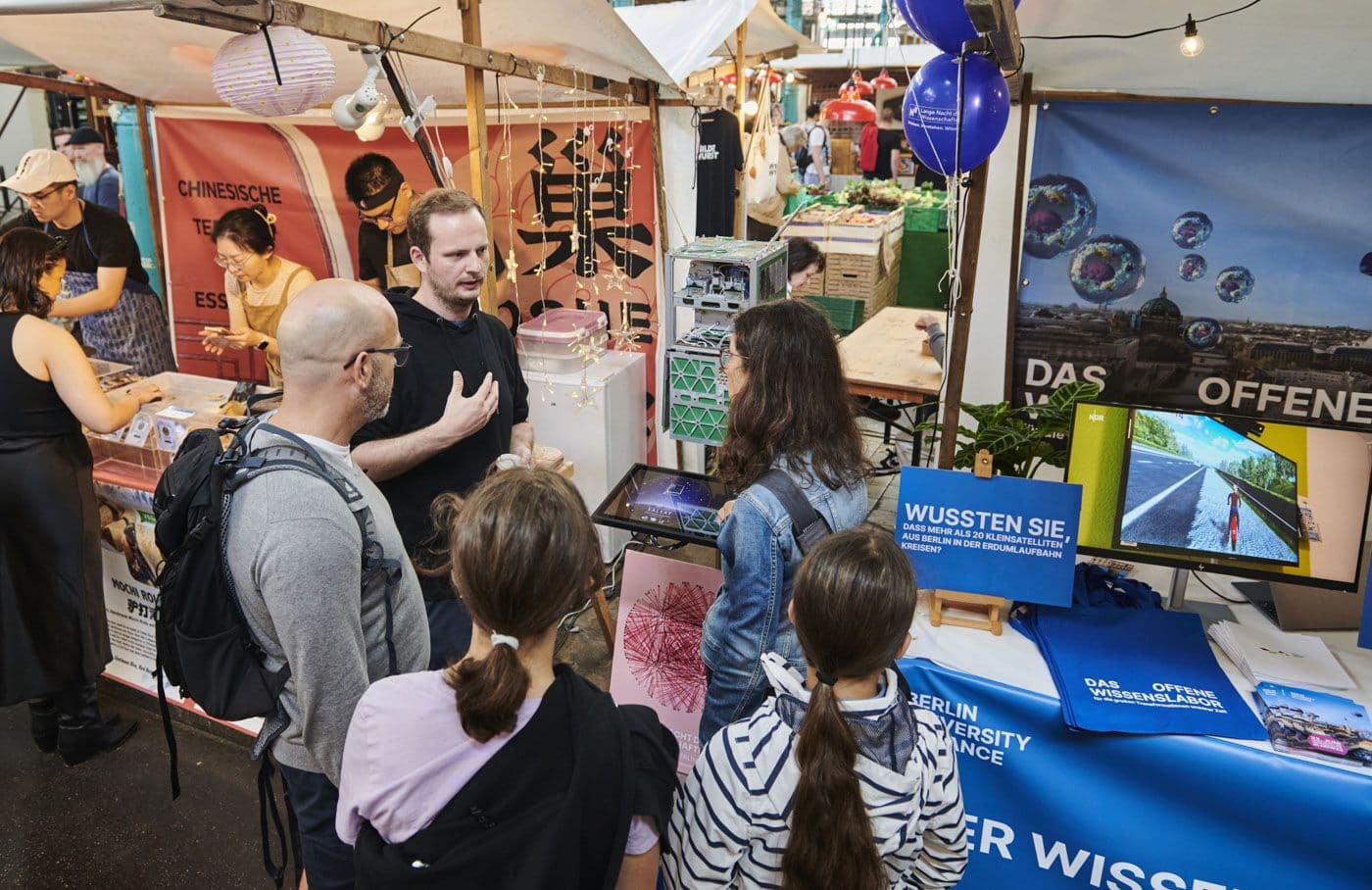 Alexander Burnicki bei Wissenschaft am Wochenmarkt in der Markthalle Neun